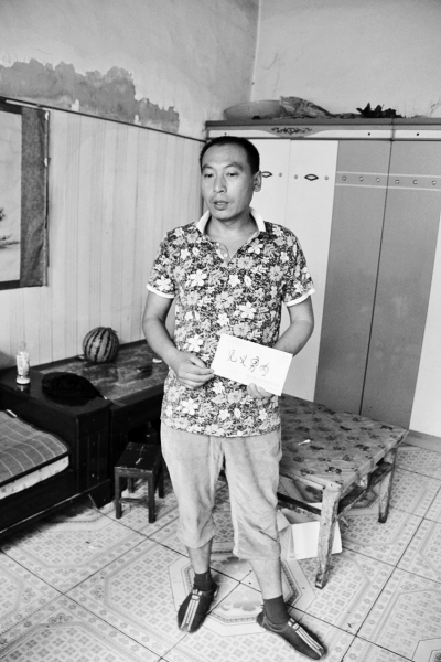 采建新拿的信封里，是南京警方送來(lái)的獎(jiǎng)金。