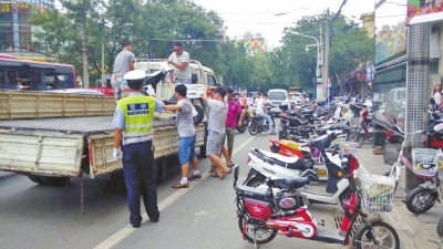 路旁的非機動車道已被多輛違法停放的電動車和自行車占滿