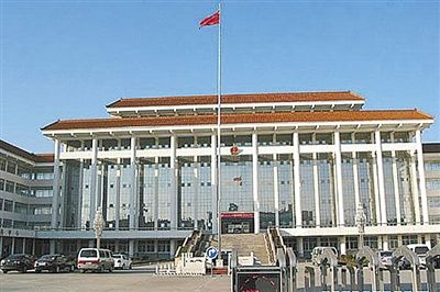 濮陽縣違規(guī)、超標修建的縣委、縣政府辦公樓。新華社發(fā)發(fā)布