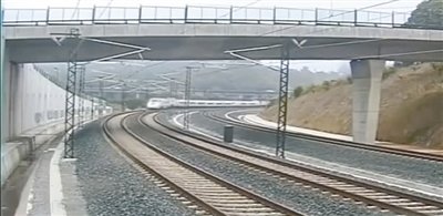 時(shí)速190公里的列車通過(guò)一個(gè)限速80公里的急轉(zhuǎn)彎。