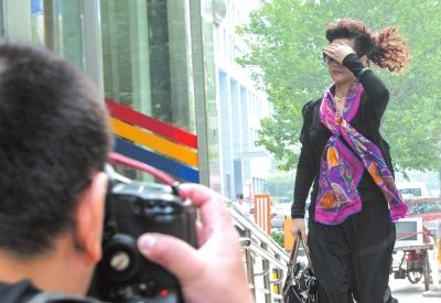 7月22日李某某輪奸案庭前會議，夢鴿擋臉小跑進(jìn)法院。資料圖片京華時報記者蒲東峰攝