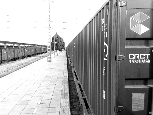 此次班列跟車工作人員@就著米飯吃面條發(fā)微博說：一路走來，每個(gè)?？空镜墓ぷ魅藛T都在夸我們的集裝箱。