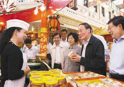 9月6日，王岐山在天津南市食品街調(diào)研，在月餅柜臺(tái)前，詢問(wèn)中央關(guān)于中秋國(guó)慶嚴(yán)禁公款送禮的規(guī)定發(fā)布后的銷售情況。新華社記者 李學(xué)仁 攝