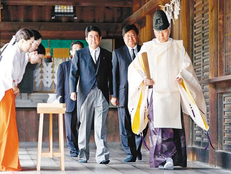 2011年8月15日安倍晉三等人參拜靖國神社。