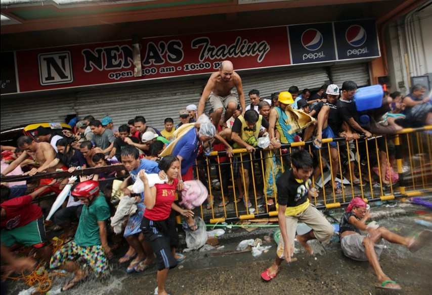 當(dāng)?shù)貢r間11月10日，強臺風(fēng)“海燕”襲擊菲律賓塔克洛班后，當(dāng)?shù)鼐用裣唇偕痰?，哄搶物資。