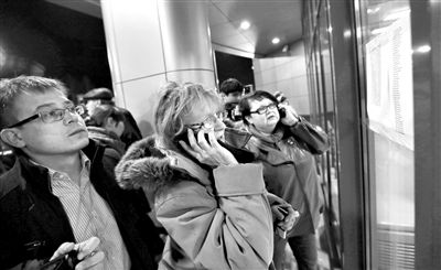 11月17日，俄羅斯喀山機(jī)場(chǎng)，一些人在查看航站樓上貼著的遇難者名單，他們可能是遇難者的親屬。