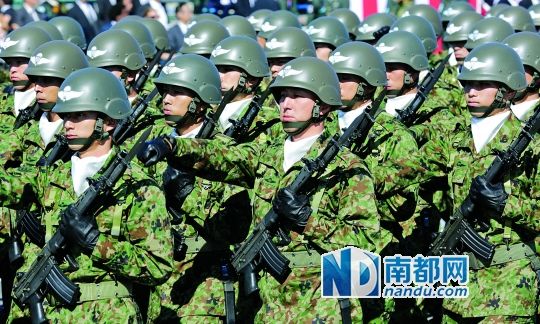 10月27日，日本自衛(wèi)隊(duì)舉行閱兵儀式