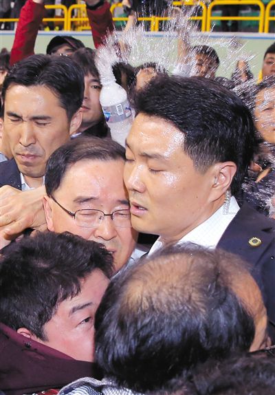 17日，鄭烘原（中）會見乘客家屬時，遭到家屬辱罵、潑水。