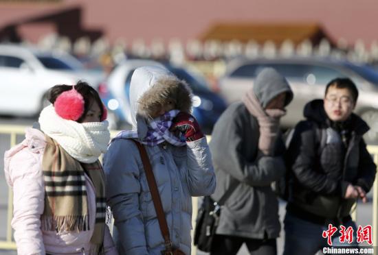 　12月23日，京城迎來(lái)今年入冬以來(lái)最冷的時(shí)刻。受今年以來(lái)最強(qiáng)冷空氣影響，京城迎來(lái)入冬以來(lái)幅度最大的