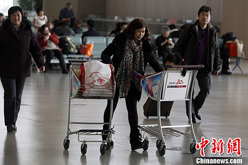  今日，為期40天的2013年全國(guó)春運(yùn)正式啟動(dòng)。據(jù)交通運(yùn)輸部預(yù)計(jì)，今年春運(yùn)期間全國(guó)道路的旅客運(yùn)輸量預(yù)計(jì)為31億人次，平均每天運(yùn)送旅客大概為7741萬(wàn)人次，與去年同期相比大概增長(zhǎng)9%。中新社發(fā) 湯彥俊 攝　