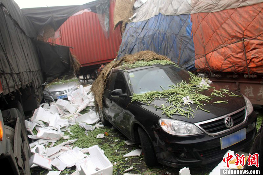 京港澳高速河南漯河段40余輛車(chē)相撞