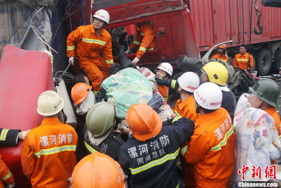 京港澳高速河南漯河段40余輛車(chē)相撞