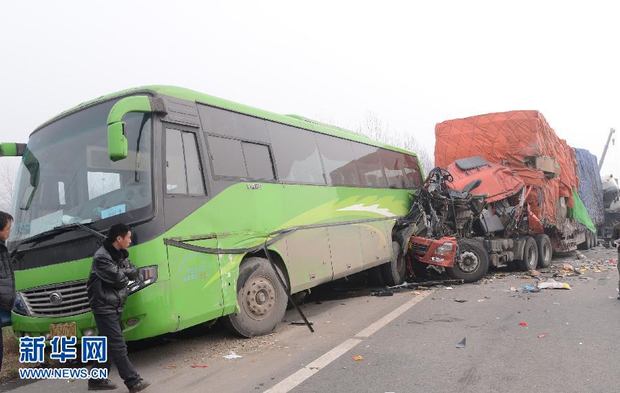京港澳高速河南漯河段40余輛車(chē)相撞