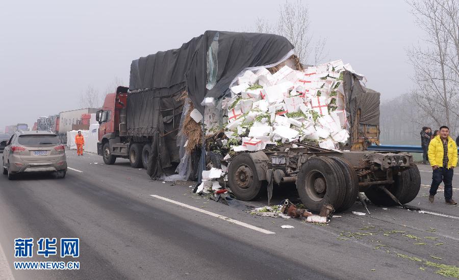 京港澳高速河南漯河段40余輛車(chē)相撞