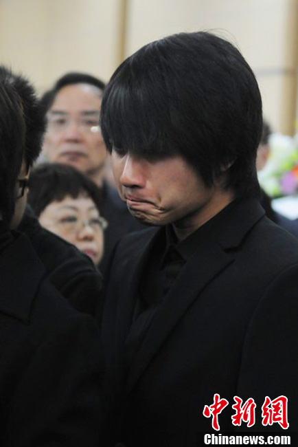 韓寒到場(chǎng)痛哭流淚。