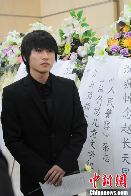 韓寒到場(chǎng)痛哭流淚。
