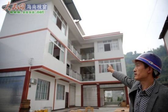 舒正山指著新房說：“我將喬遷宴席的豬肉分給村民吃，竟被大家誤傳是災(zāi)后大魚大肉?！? width=