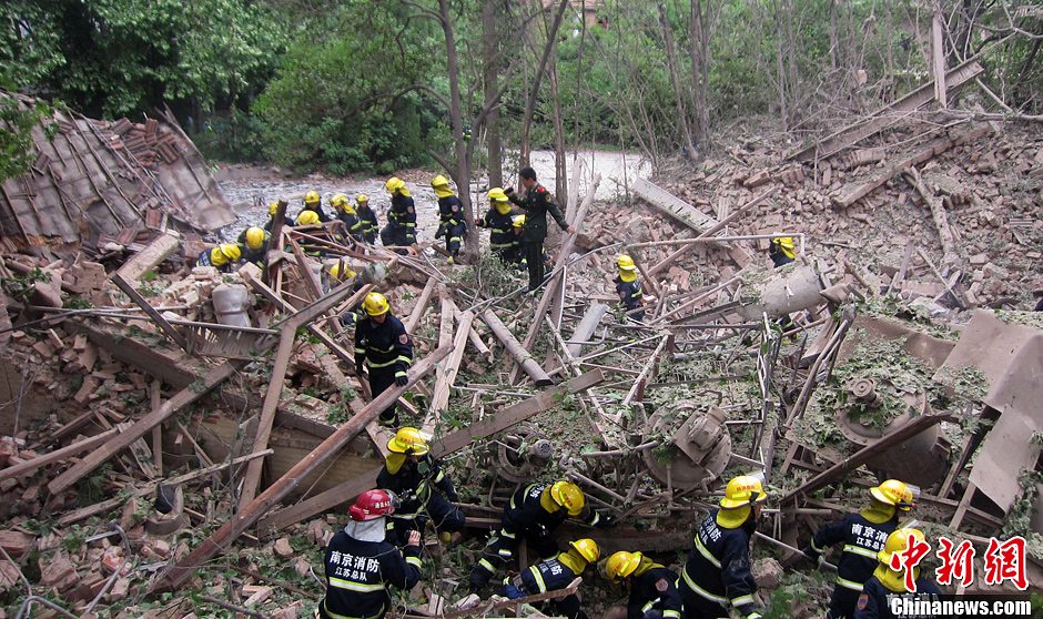 圖為南京消防隊員在現(xiàn)場搜救。中新社發(fā) 梅亮 攝