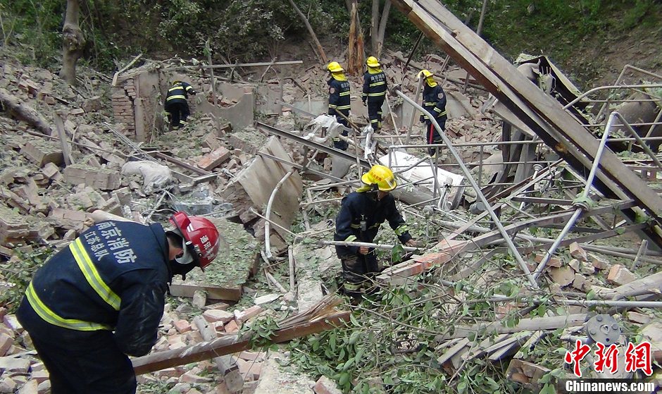 圖為南京消防隊員在現(xiàn)場搜救。中新社發(fā) 梅亮 攝