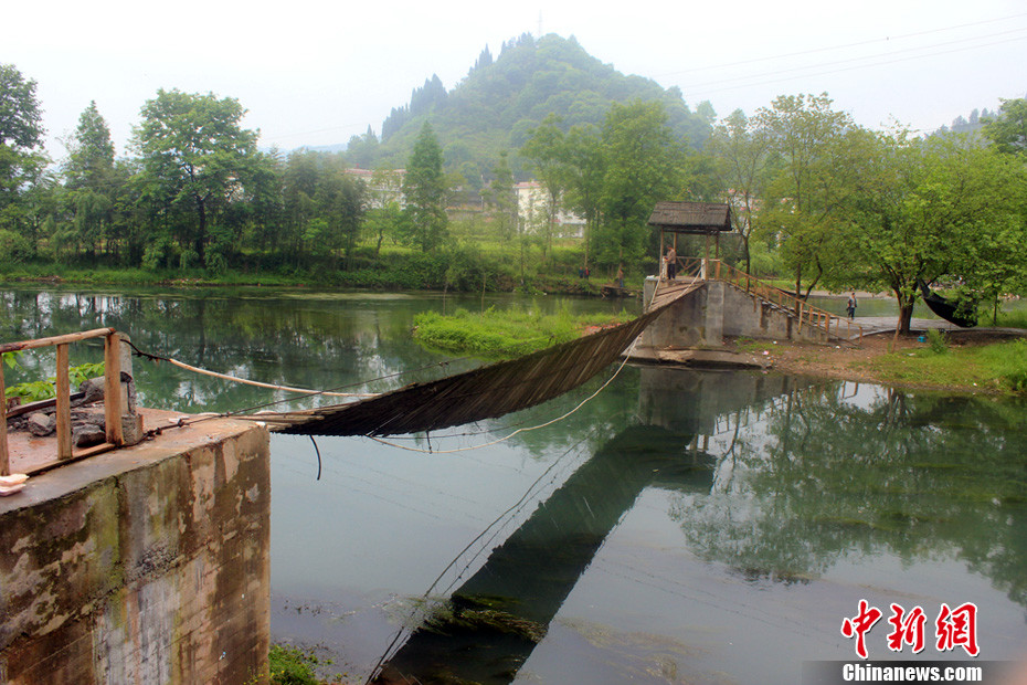 5月1日晚9點10分左右，湖南省鳳凰縣沱江鎮(zhèn)棉寨村距縣城3公里處桃花島篝火晚會散場時，游客經(jīng)過近水