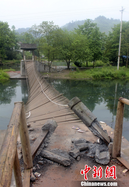 5月1日晚9點10分左右，湖南省鳳凰縣沱江鎮(zhèn)棉寨村距縣城3公里處桃花島篝火晚會散場時，游客經(jīng)過近水