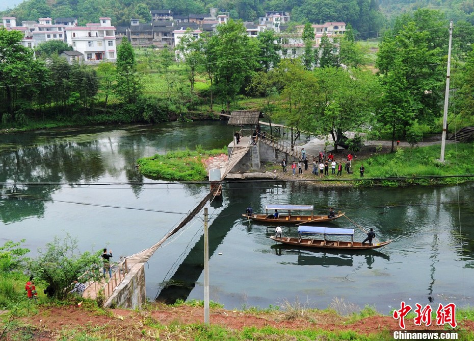 5月2日，鳳凰縣搜尋人員仍在沱江下游搜尋。