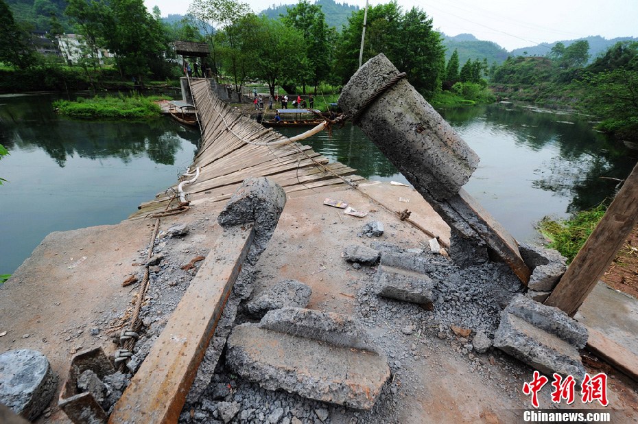 圖為吊橋的橋墩已經(jīng)嚴(yán)重斷裂。