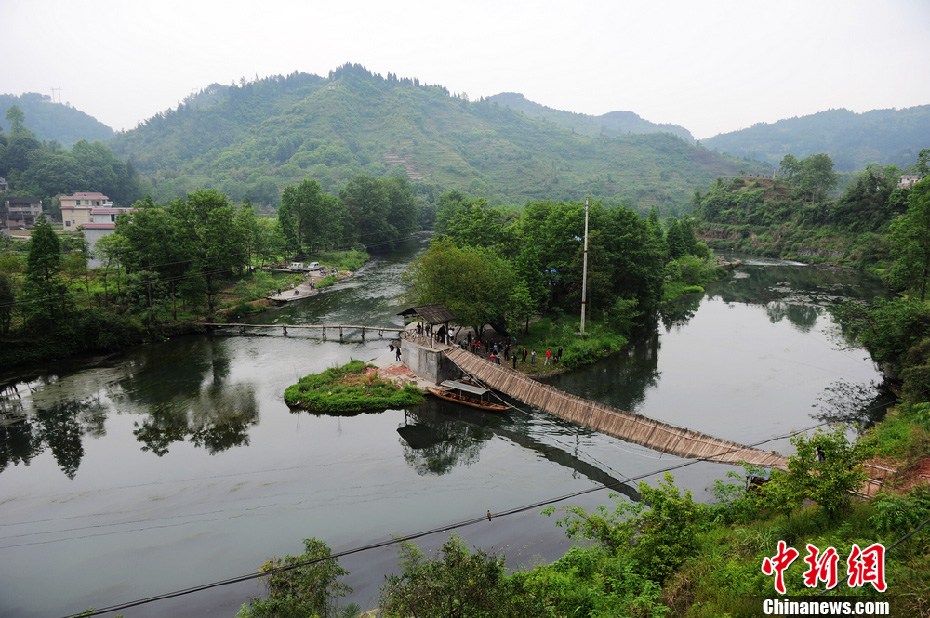 5月2日，鳳凰縣搜尋人員仍在沱江下游搜尋。