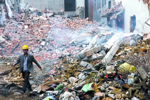 一座清朝老宅被一把火燒成了灰燼。透過青煙，才能看到它曾存在過的痕跡