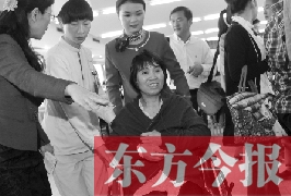 坐在輪椅上的，就是為兒子捐出肝、腎的母親潘大想