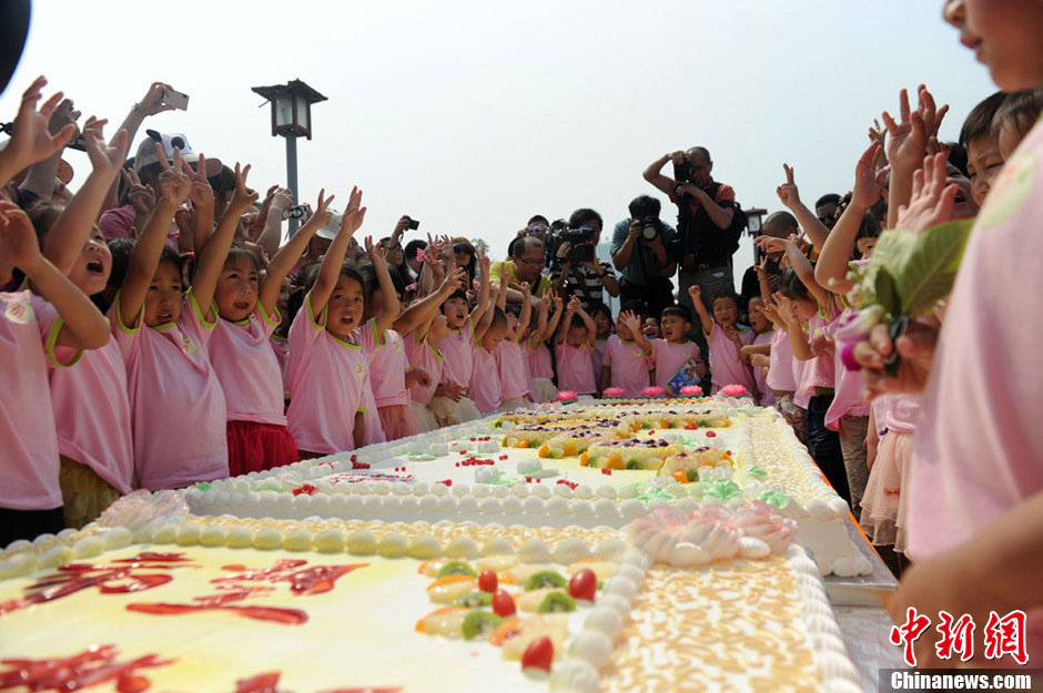 圖為孩子們準(zhǔn)備享用生日蛋糕。張浪 攝