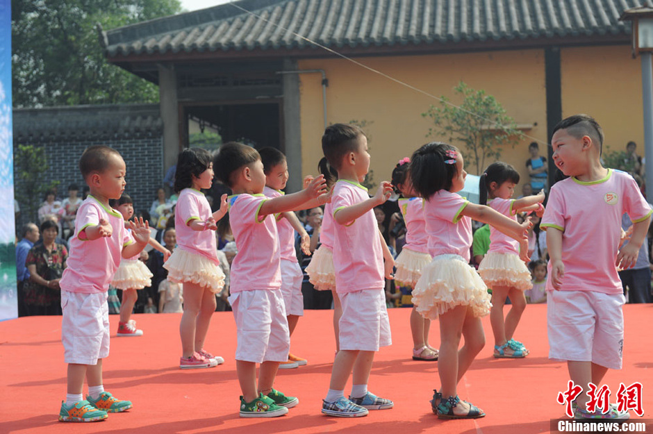 圖為孩子們在生日Party上表演節(jié)目。張浪 攝