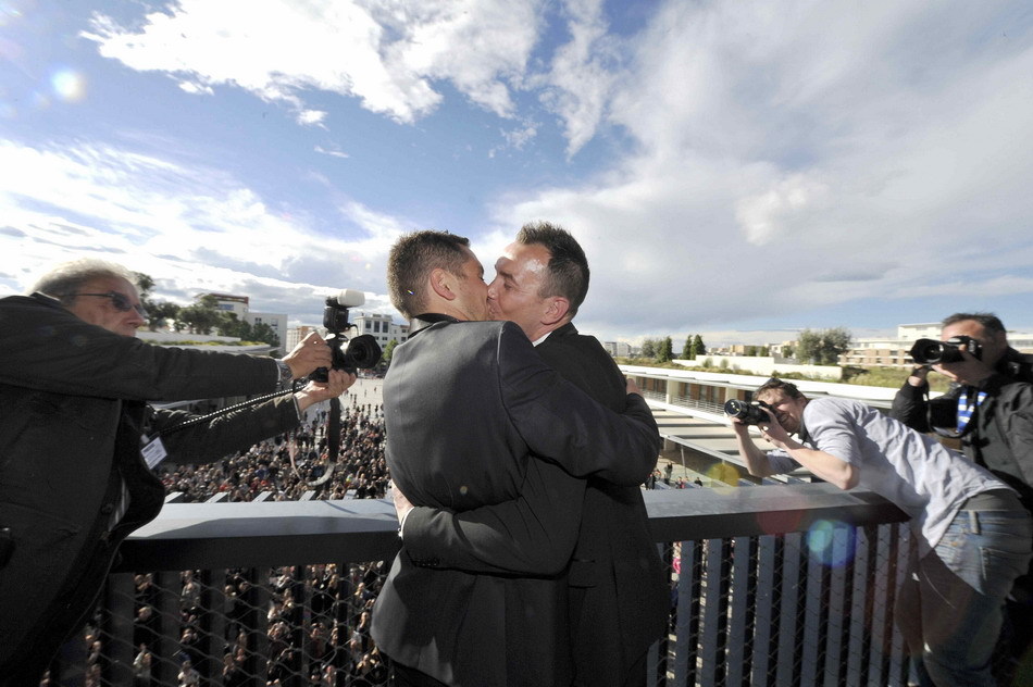 法國(guó)舉行首場(chǎng)合法同性婚禮