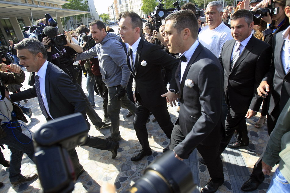 法國(guó)舉行首場(chǎng)合法同性婚禮