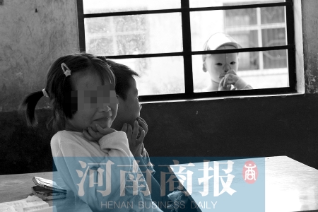 她不止一次說想去上學(xué)，而更多的時(shí)候，她是站在教室外面，眼巴巴地看著里面的小朋友