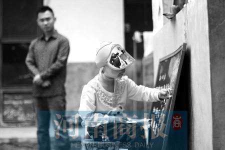 右手受傷了，她用左手在家里的小黑板上練習(xí)寫字