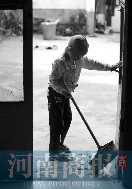 她很懂事，經(jīng)常幫助爸爸媽媽打掃衛(wèi)生