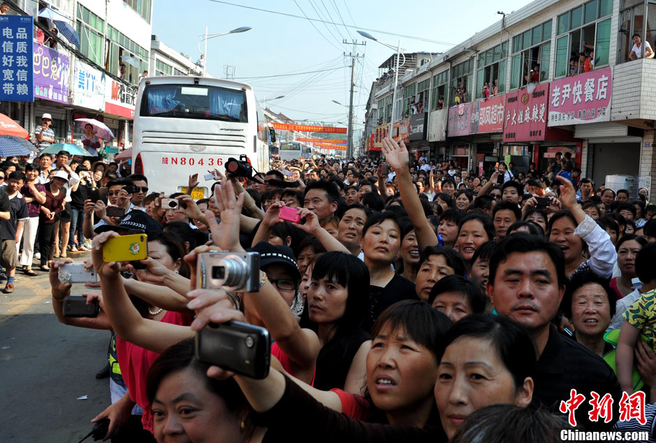6月5日，一年一度的毛坦廠鎮(zhèn)“送考節(jié)”到來，70輛大巴車護(hù)送毛坦廠中學(xué)萬名考生安全赴考。