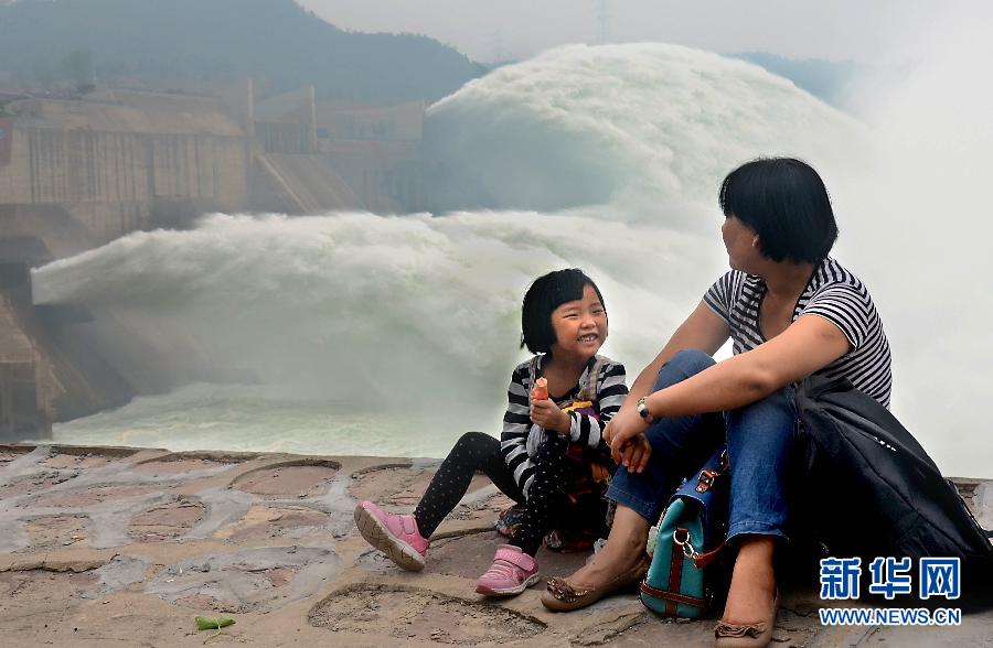 　6月22日，兩位游客在黃河小浪底景區(qū)內(nèi)歇息。