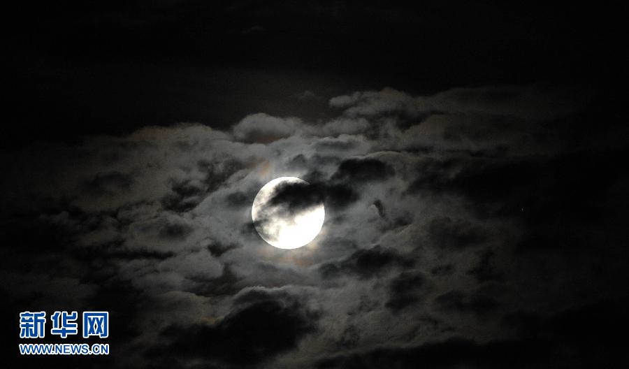 6月23日晚，一輪圓月高懸在海南省?？谑猩峡铡? width=