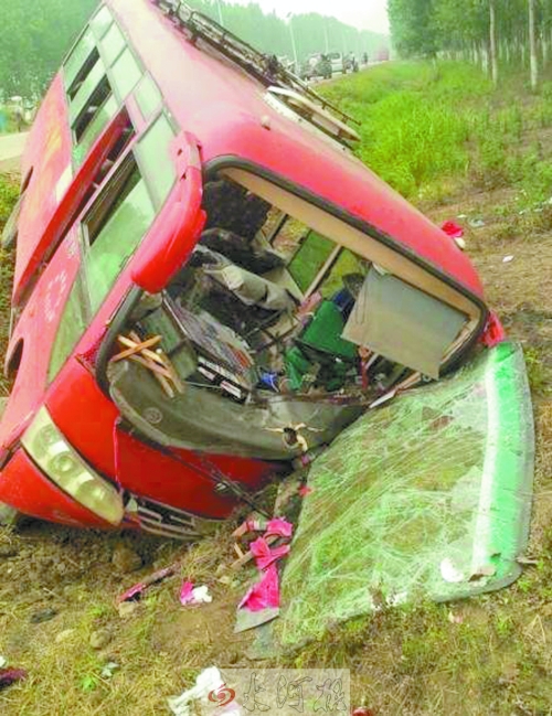 　扎進(jìn)溝里的中巴車(chē)，擋風(fēng)玻璃碎了一地。