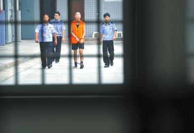 劉明前往家屬會(huì)見室和父母見最后一面。 吳小川 攝