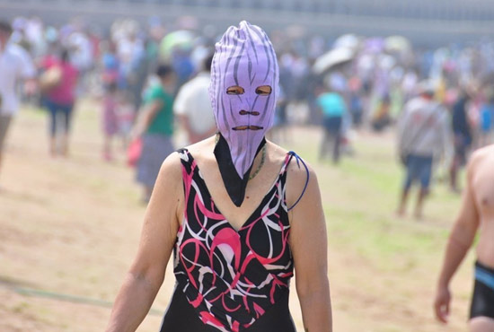 2013年7月3日，山東青島青島高溫來襲，“青島大媽”不懼滸苔，戴著“強盜面具”出現(xiàn)在海水浴場消暑降