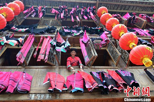 圖為紅瑤姑娘把紅衣晾曬出來。中新社發(fā) 韋吉陽 攝