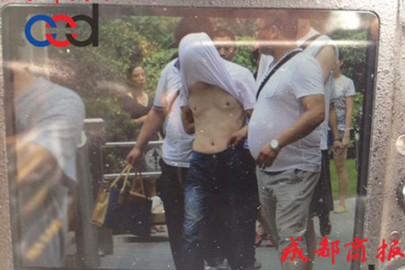 圖為事發(fā)現(xiàn)場(chǎng)，嫌疑人被警方控制。