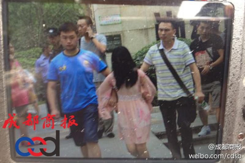 圖為事發(fā)現(xiàn)場(chǎng)，嫌疑人被警方控制。