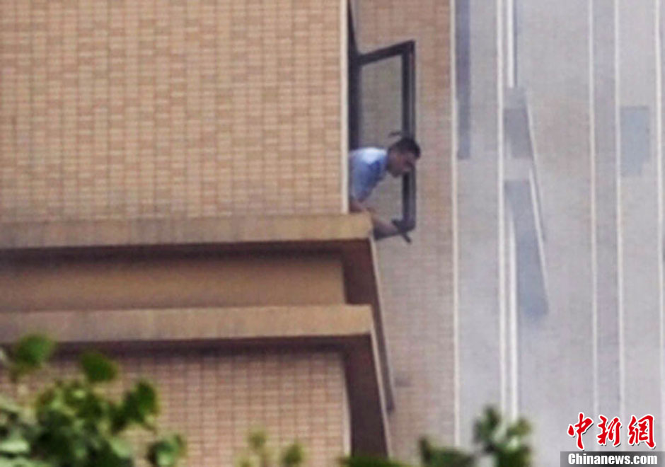 7月31日，成都成華區(qū)二十四城小區(qū)發(fā)生警匪槍戰(zhàn)。