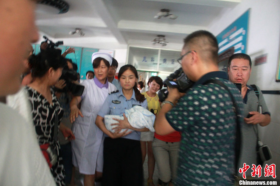 圖為當(dāng)?shù)孛窬瘧驯Й@救嬰兒進(jìn)入富平婦幼保健院。張一辰 攝