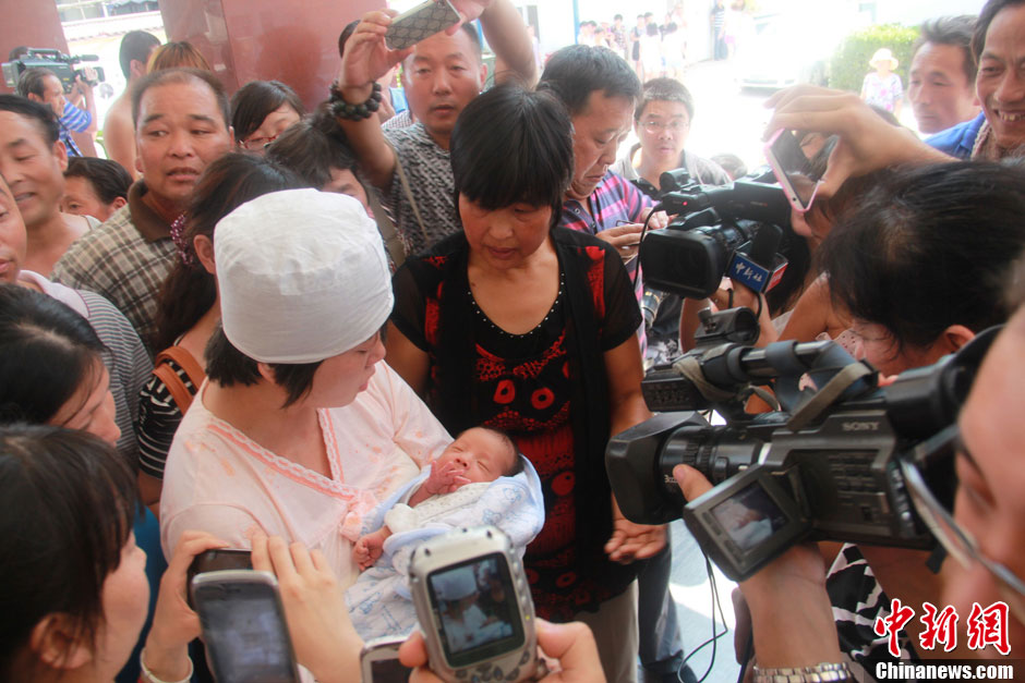 圖為大批媒體記者采訪獲救嬰兒母親。張一辰 攝