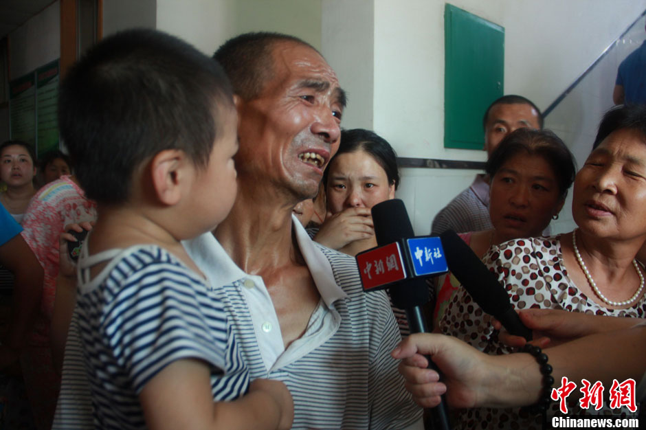 圖為獲救嬰兒的爺爺接受中新社記者采訪。張一辰 攝